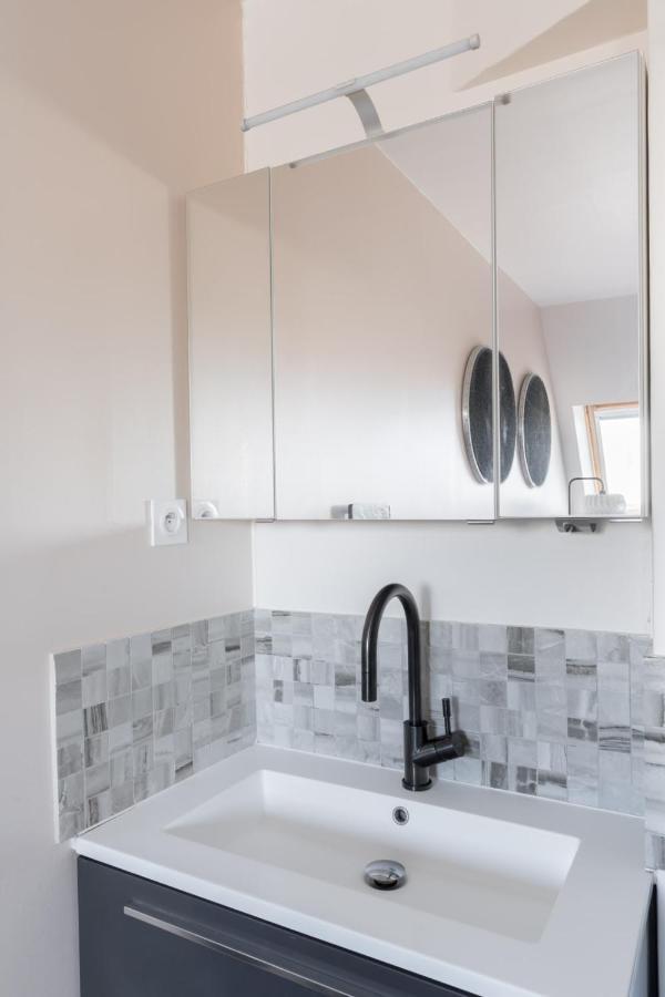 Bright And Homely 1 Bedroom Rooftop Apartment In The Marais In París Exterior foto