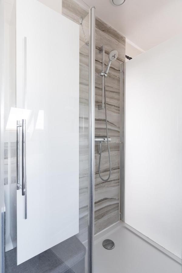 Bright And Homely 1 Bedroom Rooftop Apartment In The Marais In París Exterior foto